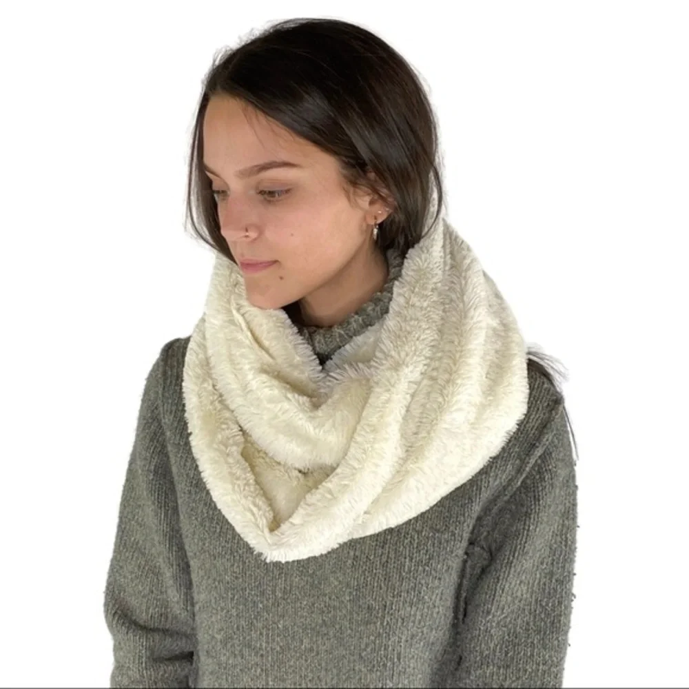 2 Chic Creamy Fux Fur Warm Infinity Scarf Like New